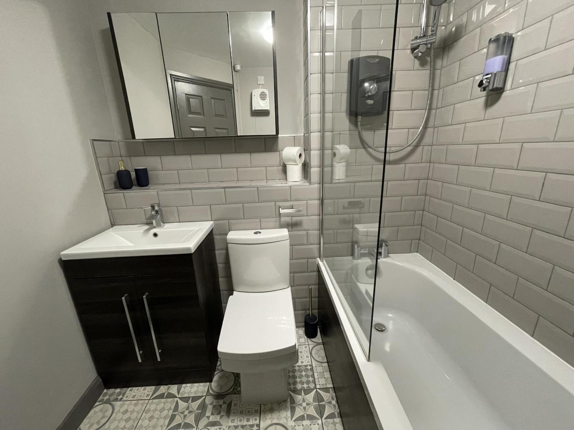 No24 - 2-Bed Boutique Apartment - Hosted By Hutch Lifestyle Leamington Spa Bagian luar foto